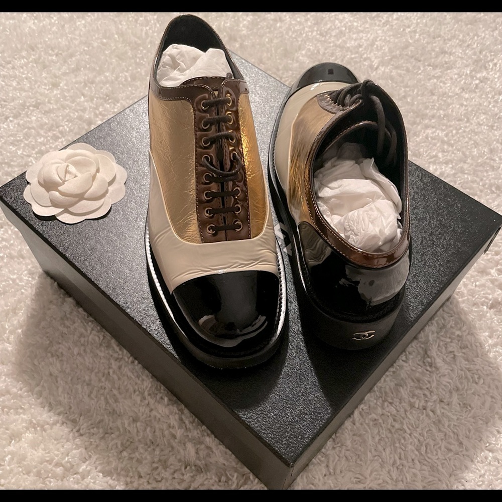 CHANEL Tri-Color Patent Leather Lace-Up Flats - Black, Gold, Cream